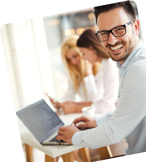 Geschäftsleute haben Spaß im Büro – Teamarbeit und effizientes WordPress-Management für Unternehmen